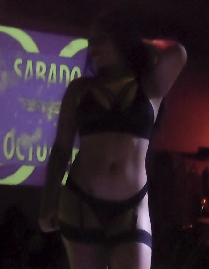 Así se vivió la Noche de Ligueros en Ibagué, belleza y rumba | Sagitariux Mujer bailando en ropa interior en el evento Noche de ligueros, Live Club Ibague.